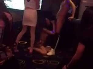 i grab dis hot vietnamese chick right in da bar