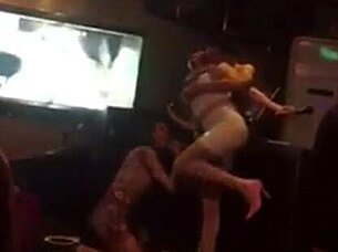 i grab dis hot vietnamese chick right in da bar