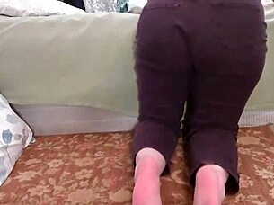 657 Barefoot Redhead in Jeans Bounces Feet to Cum Blast!