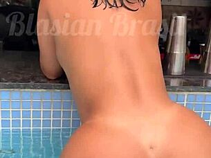 Quer foder essa japonesa gostosa na piscina pública?