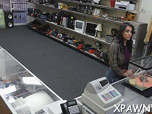 Exhibitionist amateur bends over wet pussy for sloppy blowbang suck