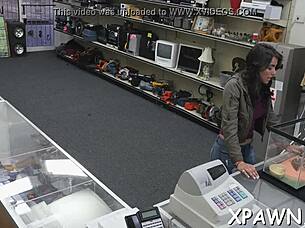 Exhibitionist amateur bends over wet pussy for sloppy blowbang suck