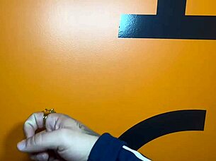 quando o corninho sai eu fodo a gostosa dele no pelo bem molhada