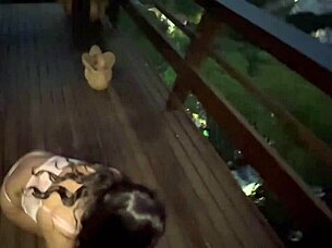 fudendo a novinha nerd casada na varanda sem medo de ser pegado