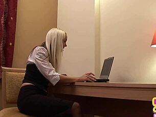 Amateur babe in stockings facesits then gets fucked