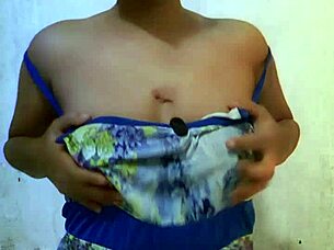 indonesian housewife masturbates pussy squirting hard with dildo 😍🔥💦