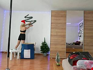 wanna see my christmas pole dance sfw? 🎄🕺
