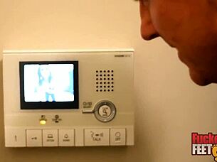 why does sexy sarah brooke's feet make trainer cum so hard on toes?