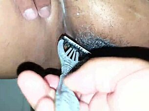 She spreads her fat belly to shave plump pussy smooth