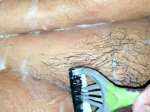 She spreads her fat belly to shave plump pussy smooth