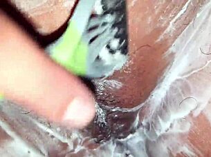 She spreads her fat belly to shave plump pussy smooth