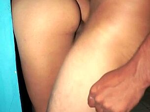 ella se atoró en la puerta y la penetro hasta gemir!