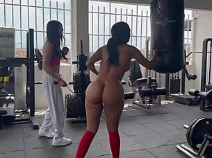 Mi entrenadora trans me hace sentadillas desnuda