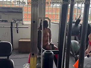 Mi entrenadora trans me hace sentadillas desnuda