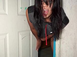 ella se atoró en la puerta y la penetro hasta gemir!