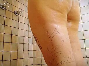 Giantess Shaves Giant Pussy in Shower!