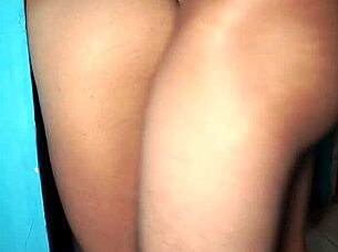 ella se atoró en la puerta y la penetro hasta gemir!