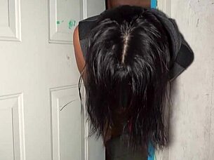 ella se atoró en la puerta y la penetro hasta gemir!