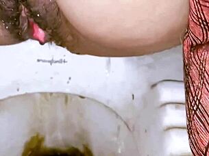 Desi bhabhi peeing in toilet full horny squirt video 🚽💦