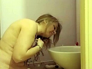 Esclave does self-bondage session and licks toilet