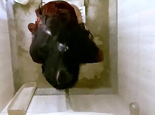 Desi bhabhi peeing in toilet full horny squirt video 🚽💦