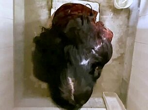 Desi bhabhi peeing in toilet full horny squirt video 🚽💦