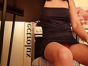 voyeur upskirt spies music student's bare pussy