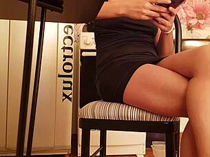 voyeur upskirt spies music student's bare pussy