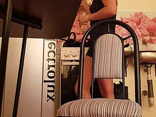 voyeur upskirt spies music student's bare pussy