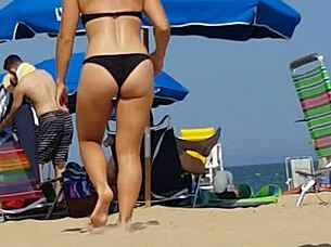 candid beach shots of bikini slut's juicy ass 🍑🏖️