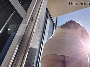 gostosa flashes wet pussy and ass on balcony