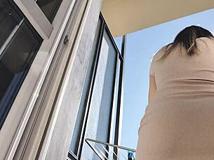 gostosa flashes wet pussy and ass on balcony