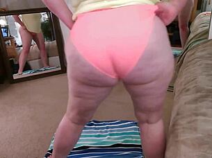 616 curvaceous redhead dawnskye1962 shakin' that big ol' keister 😈🍑