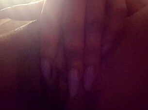 pretty ebony fingers her big clit solo up close 😍🔥