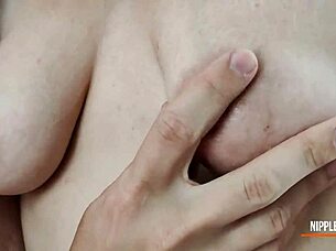 Watch this beach babe orgasm from hot nipple sucking