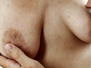 Watch this beach babe orgasm from hot nipple sucking