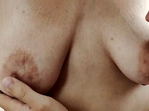 Watch this beach babe orgasm from hot nipple sucking