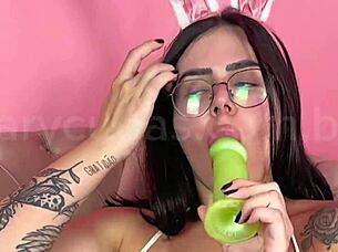 Lary Cubas stuffs carrot deep into her pink pussy