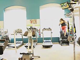 Sofia Rose's chunky curves shake as Rome Major rails her kitchen pussy