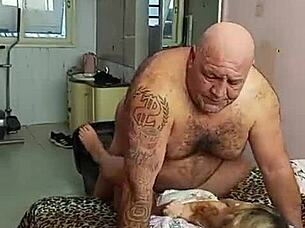 curvy novinha begs coroa creampie deep