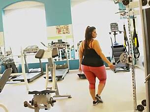 Sofia Rose's chunky curves shake as Rome Major rails her kitchen pussy