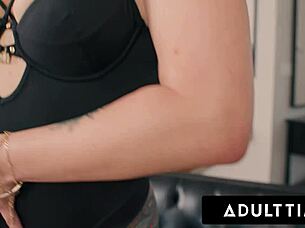 Tattooed Vanessa Vega's pussy stretched extreme!