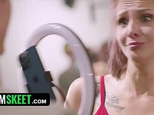 Scarlet Spunk's Wet Pussy GETS STRETCHED At Gym Workout!