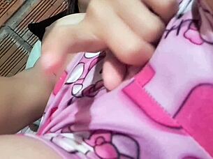 she squirts in wet pussy while boyfriend's gone