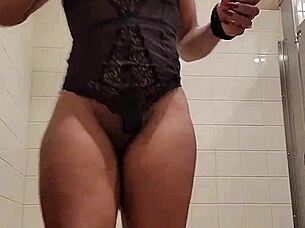 ebony babe masturbates in store pees roadside flashes saggy tits wildly!