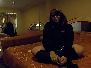 me follo a esta chubby hermosa llamada mimi en su cuarto