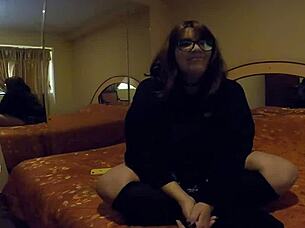 me follo a esta chubby hermosa llamada mimi en su cuarto