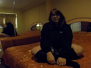 me follo a esta chubby hermosa llamada mimi en su cuarto