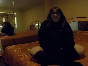 me follo a esta chubby hermosa llamada mimi en su cuarto