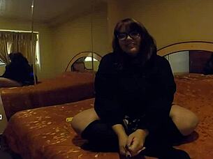 me follo a esta chubby hermosa llamada mimi en su cuarto